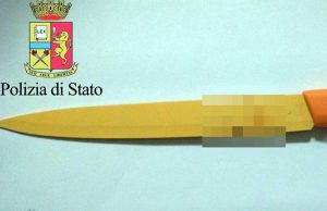 Napoli - Polizia - Il coltello sequestrato