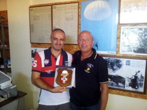Da sinistra Barrasso riceve il crest da Ciurluini