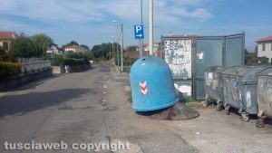 Vetralla - Campana dei rifiuti in bilico a via Valle Calandrella