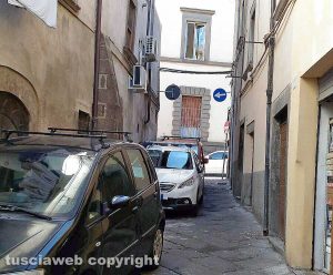 Viterbo - Via di Mezzo piena di auto