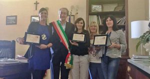 Tarquinia - Il sindaco Mencarini con le vincitrici