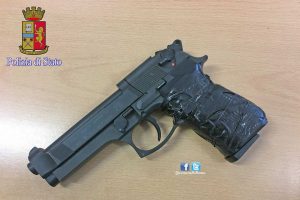 Roma - Polizia - La pistola sequestrata