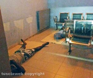Viterbo - Migranti nella sala d'aspetto della stazione di Porta Romana