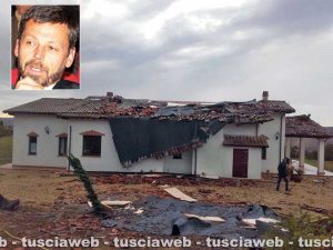 Tuscania - La casa danneggiata dalla tromba d'aria - Nel riquadro il sindaco Fabio Bartolacci