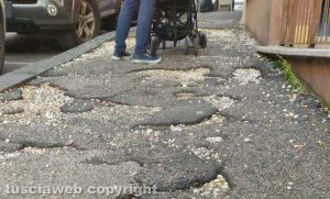 Viterbo - Buche sul marciapiede in via Vicenza