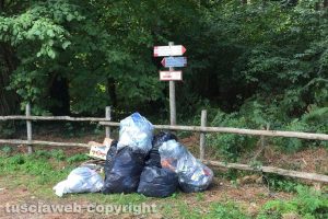 Soriano nel Cimino - Rifiuti all'entrata del parco dei Cimini