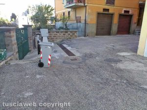 Viterbo - Via Scotolatori - Secchi lasciati in mezzo alla strada