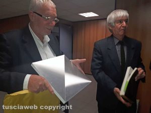 I collezionisti Victor Lucena (a destra) e Giordano Perini con l'opera di Getulio Alviani