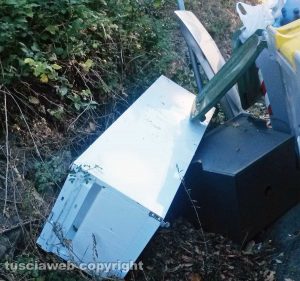 Viterbo - Discarica a cielo aperto in strada Monte Pizzo