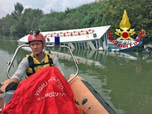Barcone in panne sul Tevere