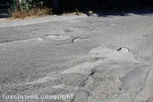 Viterbo - Buche su strada Capretta