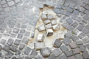 Viterbo - Sampietrini staccati in via delle Fabbriche