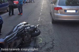 Viterbo - Viale Bruno Buozzi - Incidente, coinvolti uno scooter e due auto
