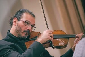 Gianluca Saggini con la sua viola