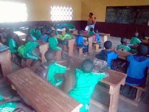 I primi bambini che frequentano la scuola