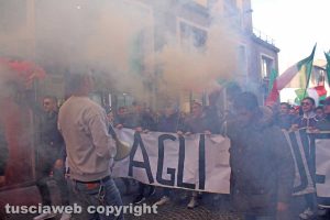 Viterbo - Francesco Chiricozzi durante una manifestazione degli studenti (di spalle)