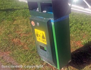 Viterbo - Un dispenser di sacchetti per cani