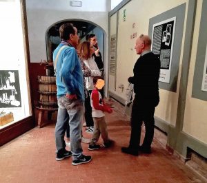 Castiglione in Teverina - Marcello Arduini con una famiglia durante una visita al museo del vino
