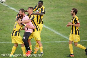 Sport - Calcio - Viterbese - I giocatori esultano