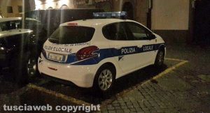 Viterbo - La macchina della polizia locale in piazza Verdi