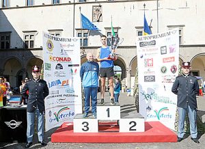 Il socio Lions Vittorio Boccia sul podio dopo la consegna del premio a Michele Barbaro