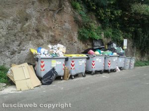 Viterbo - L'immondizia nei cassonetti dell'isola di prossimità in strada Roncone