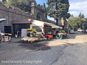 Viterbo - La fiori venduti fuori dal cimitero