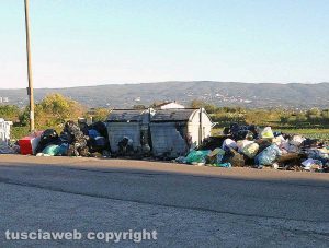Viterbo - Rifiuti in strada Montarone