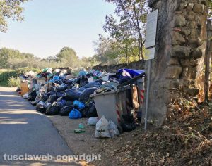 Viterbo - Discarica a cielo aperto in strada Filante