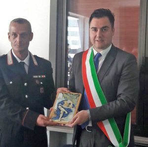La consegna ufficiale della maiolica al comune di Castelli - A destra il sindaco Rinaldo Seca