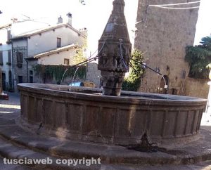 La fontana di Pianoscarano che perde acqua