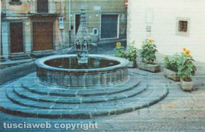 Viterbo - Le fioriere davanti alla fontana di Pianoscarano
