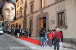 Viterbo - Il teatro Caffeina - Nel riquadro l'assessora Sonia Perà