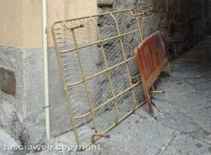 Viterbo - Rifiuti in via degli Scalzi