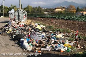 Viterbo - Cumulo di rifiuti nella strada che porta a Castel d'Asso