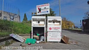 Soriano nel Cimino - Distrutti i contenitori dei vestiti usati