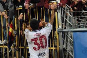 Sport - Calcio - Salernitana - Alessandro Rossi esulta con i tifosi