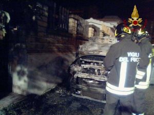 Civitavecchia - Auto in fiamme