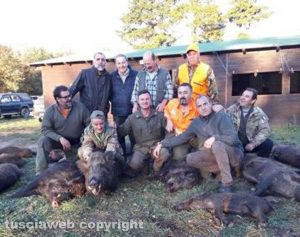 La squadra che ieri ha abbattuto i cinghiali a Tuscania