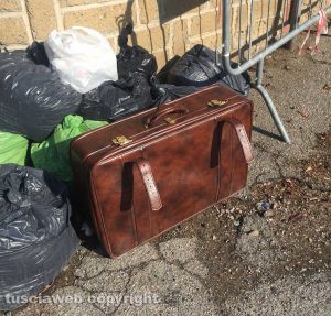 Viterbo - Rifiuti e una valigia in via Fratelli Bandiera
