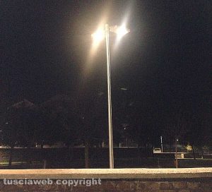 Viterbo - Lampione acceso al parco Peppino Impastato