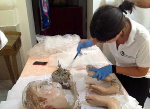 Chiara Munzi mentre restaura la Madonna