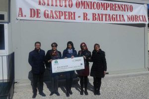 Una delegazione di Semi di pace con i rappresentanti della scuola di Norcia