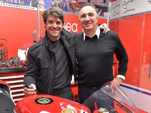 Civita Castellana - Carlos Checa firma una moto con Genesio Bevilacqua