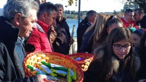 Marta - S. Andrea - I pescatori distribuiscono i pesci di cioccolato