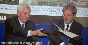 Leonardo Michelini e Paolo Gentiloni al momento della firma