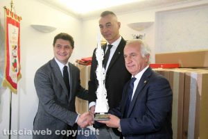 Raffaele Ascenzi e Vincenzo Fiorillo consegnano il modellino di Gloria ad Alessandro Mazzoli