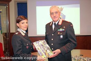 I comandanti Anna Patrono e Maurizio Iannaccone con il calendario 2018 dell'Arma dei carabinieri