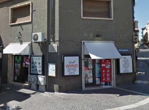 Viterbo - Il negozio di telefonia di via Marconi