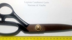 Viterbo - Carabinieri - Le forbici usate per l'antitaccheggio